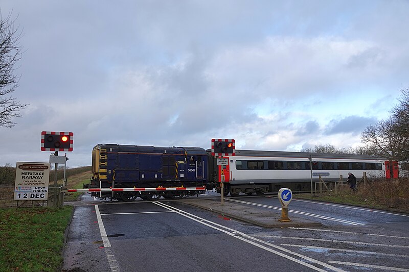 File:USATC S160 No6046 TnT with 08507 passing over Wallingford Bypass Level Crossing taken during the Cholsey & Wallingford Railway 2021 Polar Express event 03.jpg