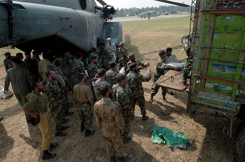 File:US Navy 051017-N-8796S-016 Pakistani soldiers load relief supplies on a U.S. Navy MH-53E Sea Stallion helicopter.jpg