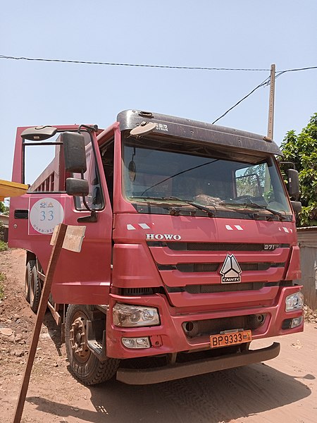 File:Un camion de transport de sable à calavi.jpg