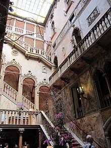 Staircase of the palace Venezia, danieli, cortile.JPG