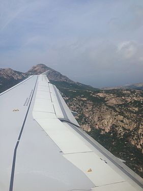 Préparation pour un atterrissage en piste 36 sur l'aéroport de Calvi-Sainte-Catherine avec le Capu di a Veta dans le prolongement de l'aile.