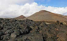 Вулканические конусы и лава Пахоехо в Ла Рестинга Эль Йерро.jpg