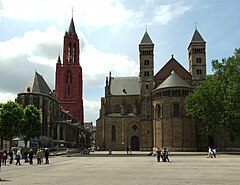 Piazza Vrijthof con le chiese di San Giovanni e di San Servazio