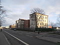 Ehemalige Kasernengebäude und die Polizeiinspektion Nürnberg-West an der Südseite der Wallensteinstraße