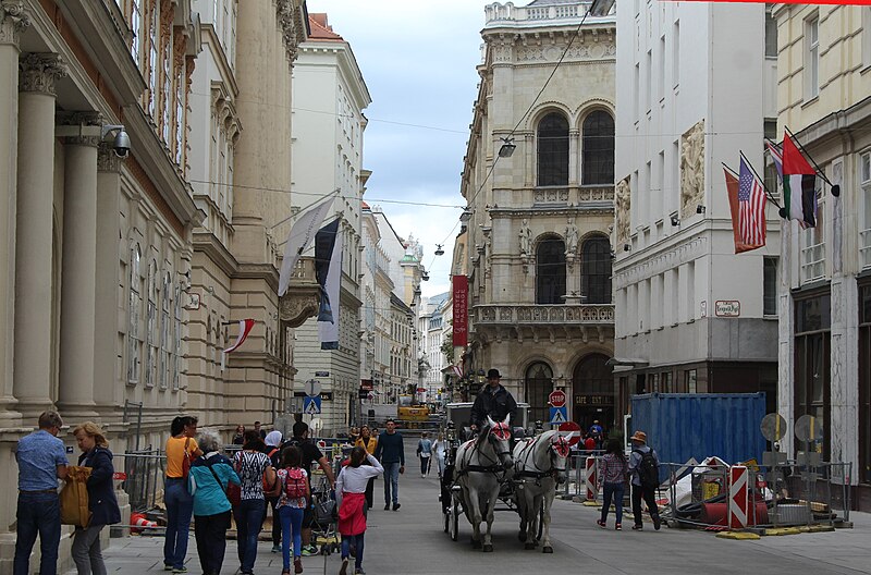 File:Bognergasse 4 Prada, Tuchlauben 3 Louis Vuitton, Wien.JPG