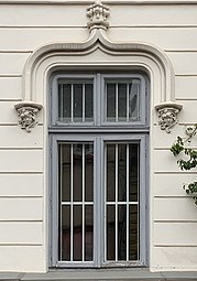 Cửa sổ Gothic Revival của một ngôi nhà trên đường Strada Jean-Louis Calderon (Bucharest)