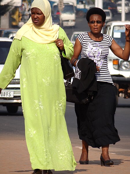 File:Women Stroll along Nyabugago Avenue - Kigali - Rwanda.jpg