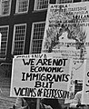 "AMERIKA ! STOP MILITARISING UNDEMOCRACTIZING SRI LANKA" "SRI LANKAN ARMY TORTURE AND MURDER TAMIL CIVILIANS" frpm, -Tamils demonstreren op Binnenhof tegen de nieuwe noord-bed-bad regeling, Bestanddeelnr 933-3010 (cropped).jpg