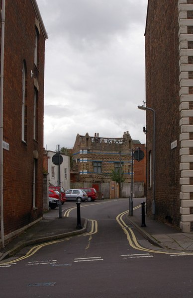 File:"Concrete Castle" in Queen Street - geograph.org.uk - 939686.jpg