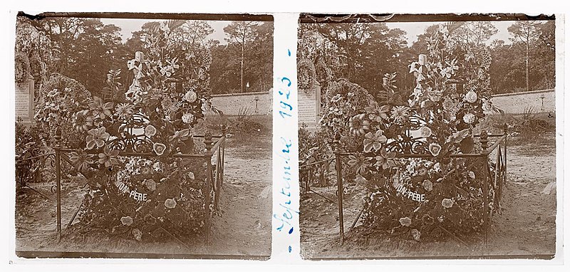 File:"Mon Pere" - huge floral tribute on grave, September 1923 (5331500756).jpg