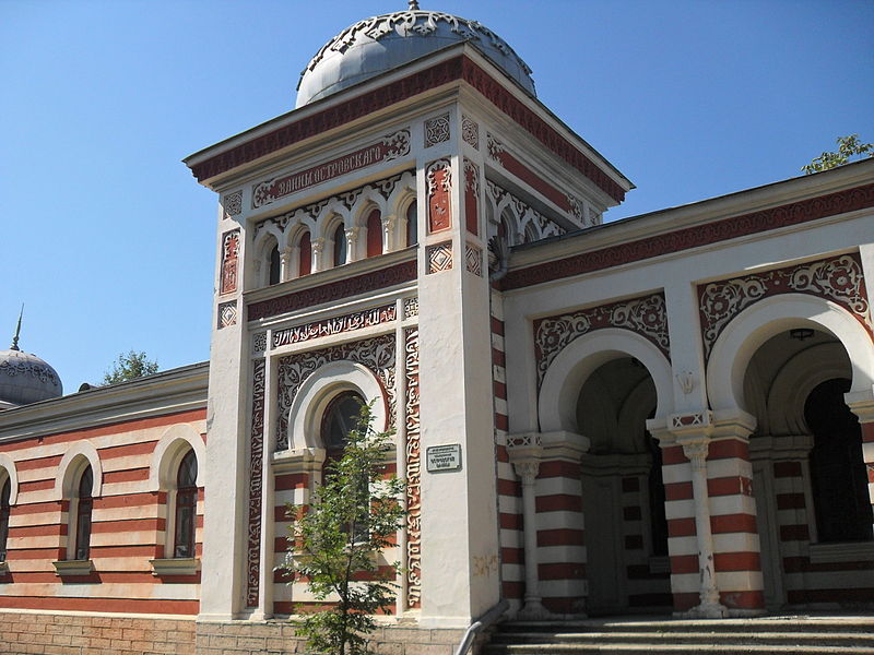 File:Комплекс ванн Островского г.Железноводск. В середине комплекса виден небольшой сад с деревьями..JPG