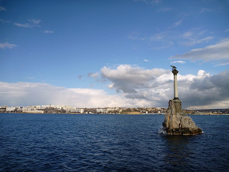 File:Памятник затопленным кораблям, Севастополь.jpg