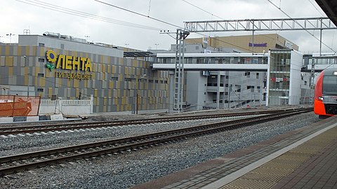 Вид на надземный переход между станцией и ТЦ «Мозаика»