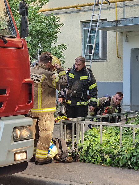 Пожарные около дома в Бирюлево