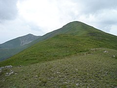 Глетка на врвот Радуч од север со понискиот врв Слепчарен