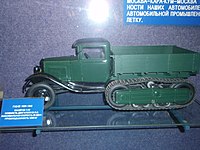 ハーフトラック型のGAZ-60 (模型)。