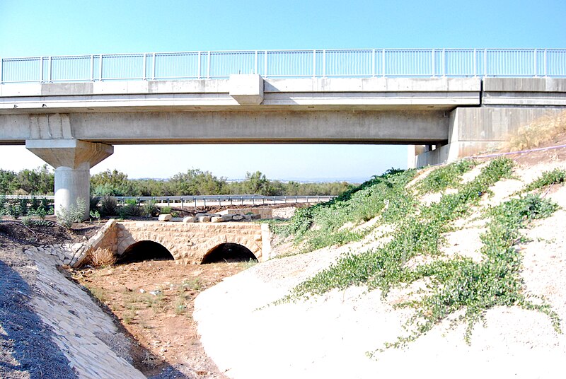 File:גשר כפר ברוך מעל מעביר מים של מסילת העמק.JPG