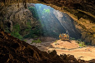 La grotte de Phraya Nakhon, avec le pavillon royal Kuha Karuhas, construit en 1890 pour la visite de Rama V. (définition réelle 7 360 × 4 912)