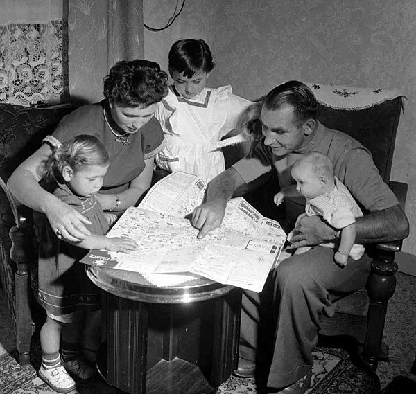 Wim van Est with wife and children in 1954