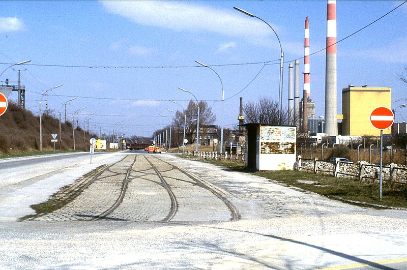 File:128L25290385 Ostseite, Blick Richtung Praterkai, Bereich Unterführung Wachthausgasse, Gleisreste der Linie 106, rechts Kraftwerk Simmering.jpg