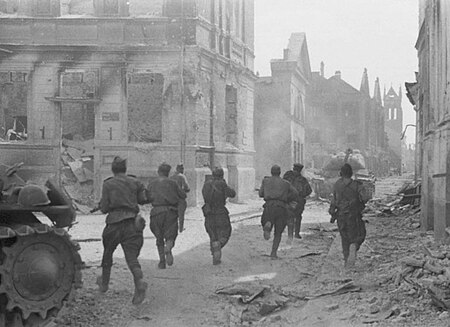 Tập_tin:19440816_soviet_soldiers_attack_jelgava.jpg