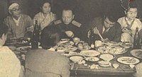 1945년 10월 어느날 저녁 만찬에서 조만식(좌), 메클레르 중좌(중) 및 김일성(우)이 식사하는 모습.