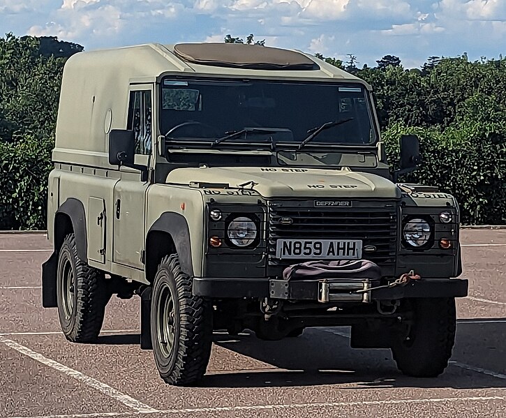 File:1995 Land Rover Defender 300 TDi.jpg