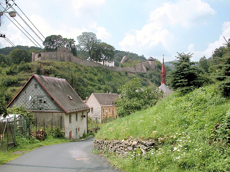 File:20090704310DR Krupka (Tschechien) Blick zur Burg Graupen.jpg