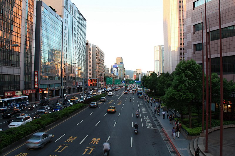 800px-2010_07_22470_6992_Xinyi_District%2C_Taipei%2C_Buildings%2C_Streets_in_Taipei%2C_Taiwan.JPG