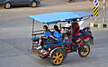 Straßenverkehr in der Neustadt von Sukhothai