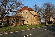 Deutsch: Kretscham Neucunnewitz (Neucunnewitz 9): Wohnhaus mit Wappen an der Südseite und Mauer mit Durchgang sowie Fuhrwerkswaage mit Häuschen und allem Zubehör; vermutlich ehemaliger Kretscham, baugeschichtlich und ortsgeschichtlich von Bedeutung