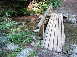 Bei der Schussenquelle bei Bad Schussenried, der Fluss Schussen. Die erste Brücke, die über die Schussen führt. Die Schussen mündet in den Bodensee.