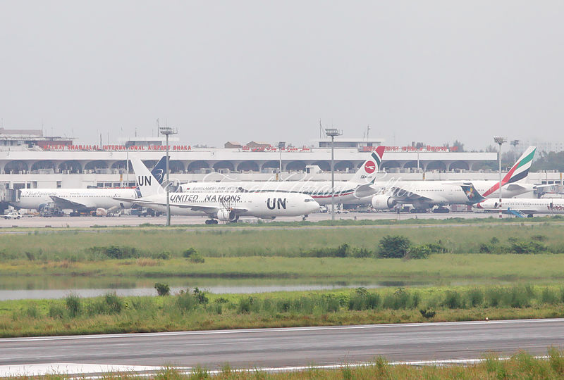 File:2 Boeing 777 and 2 Boeing 767 and 1 MD-83 in One Photo (9548374952).jpg