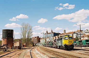 Español: La diésel-eléctrica 333.107 de Renfe en la estación de Teruel.