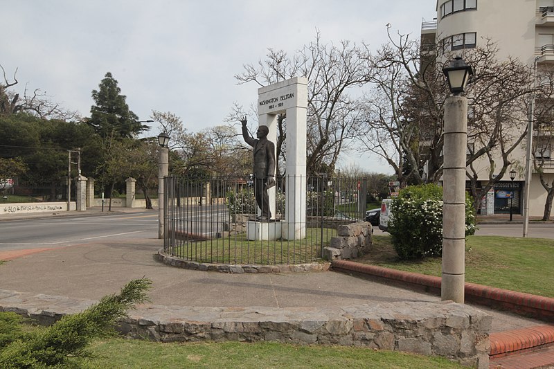 File:3a.vista gral.de la plaza donde se encuentra ubicado el monumento a Washington Beltrán.JPG