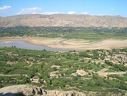 Fields and gardens in the Valley of Daxia River. The river flows to the north (to the left in the picture), into Liujiaxia Reservoir, separating لنشیا کاؤنٹی (foreground) from دونگشیانگ خود مختار کاؤنٹی (background)