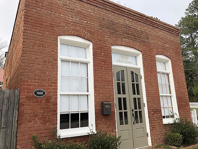 Building in Old Town Suwanee