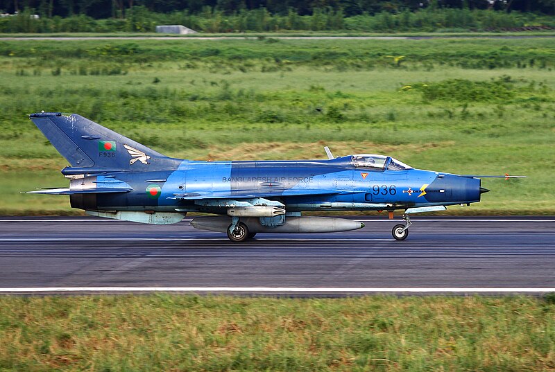 File:936 F-7 Air Guard Bangladesh Air Force Running for Take Off (8141613830).jpg