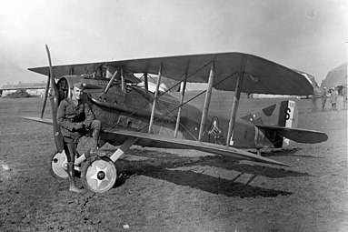 Eddie Rickenbacker com SPAD XIII (observe as insígnias "Hat in the Ring" do 94.º Esquadrão Aéreo), França, 1918