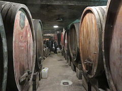 Cave à vin et foudres de vin du Jura, du domaine viticole, sous l'abbaye