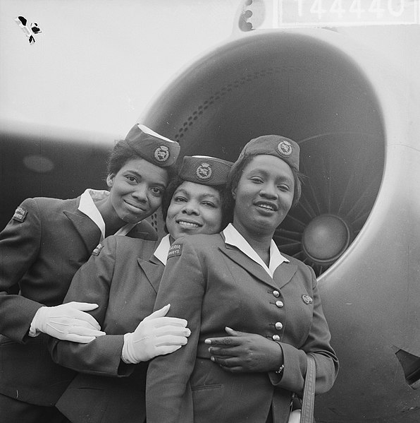 File:Afrikaanse stewardessen voor het eerst op Schiphol, v.l.n.r. miss Emdin, O Koro…, Bestanddeelnr 914-4440.jpg