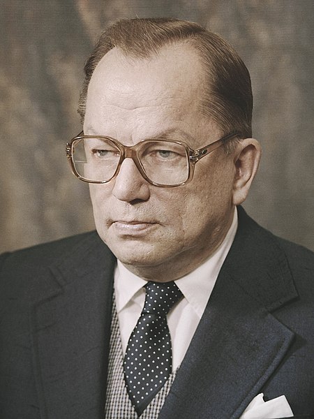 File:Ahti-Karjalainen-1980 (cropped).jpg