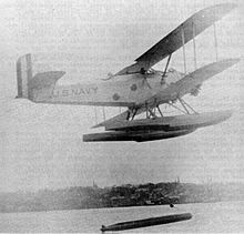 Mark 7 being dropped by a DT-2 torpedo plane during trials in the mid-1920s Aircraft-dropped Mark 7 torpedo.jpg