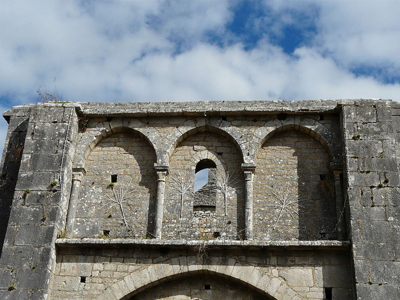 File:Ajat Bauzens église au-dessus portail.JPG