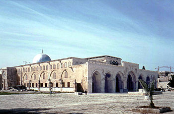 La mezquita de Al-'Aqsà fue construida en la Explanada de las Mezquitas, el lugar más sagrado del judaísmo. Tercera mezquita más sagrada del Islam.