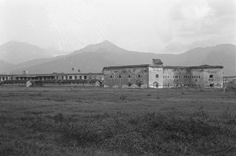 File:Ambarawa-sector 28-7-47. Het oude fort Willem I te Ambarawa, Bestanddeelnr 1681.jpg