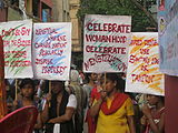 Organisationen Amra Padatik, som arbetar för barn till sexarbetare i Indien uppmanar till god hygien, bryta tabun och att hylla ett naturligt tillstånd.