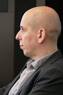 Mann mit Glatze im Profil