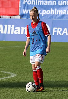 Anna Gerhardt beim Aufwaermen BL gg.SC Freiburg München-3.jpg