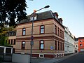 Apartment house in half-open development with side wing in the courtyard